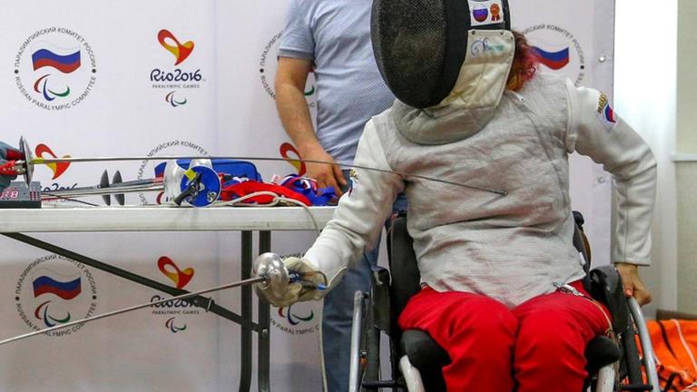 Anna Petukhova (l.) und Kseniya Ovsyannikov, Sportlerinnen der russischen Rollstuhl-Fechtmannschaft, bei einer Pressekonferenz zu den Sommer-Paralympics. Anna Petukhova (l.) und Kseniya Ovsyannikov, Sportlerinnen der russischen Rollstuhl-Fechtmannschaft, bei einer Pressekonferenz zu den Sommer-Paralympics.