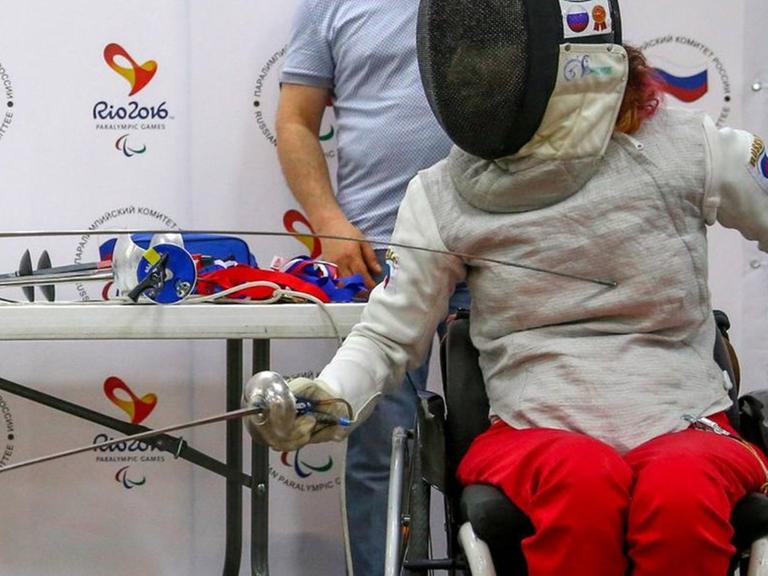 Anna Petukhova (l.) und Kseniya Ovsyannikov, Sportlerinnen der russischen Rollstuhl-Fechtmannschaft, bei einer Pressekonferenz zu den Sommer-Paralympics.