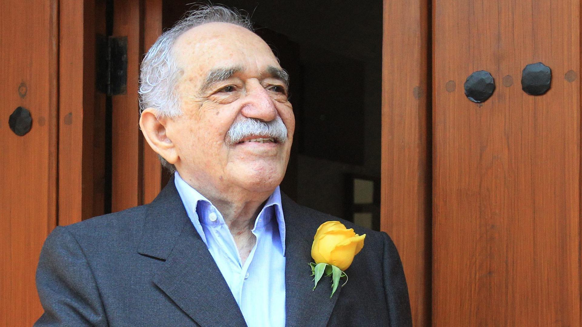 Der kolumbianische Schriftsteller und Literaturnobelpreisträger Gabriel García Márquez steht im März 2014 mit einer gelben Rose am Revers vor einer Holztür. Er starb im Monat darauf. Der kolumbianische Schriftsteller und Literaturnobelpreisträger Gabriel García Márquez steht im März 2014 mit einer gelben Rose am Revers vor einer Holztür. Er starb im Monat darauf.