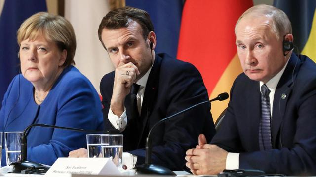Angela Merkel, Emmanuel Macron und Vladimi Putin hier auf einer Pressekonferenz am 9.12.19 in Paris.