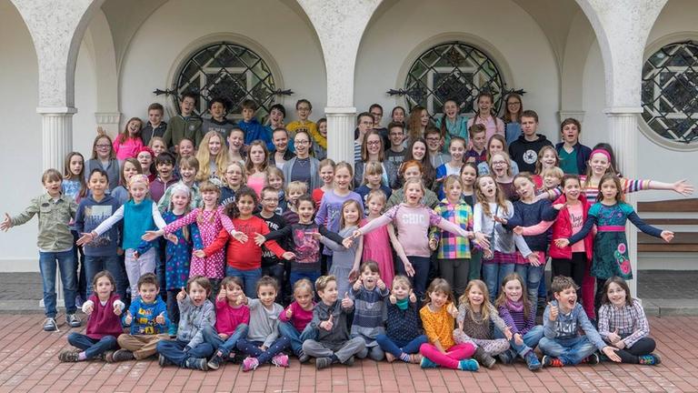 Gruppenbild des Chores vor der Schule Gruppenbild des Chores vor der Schule