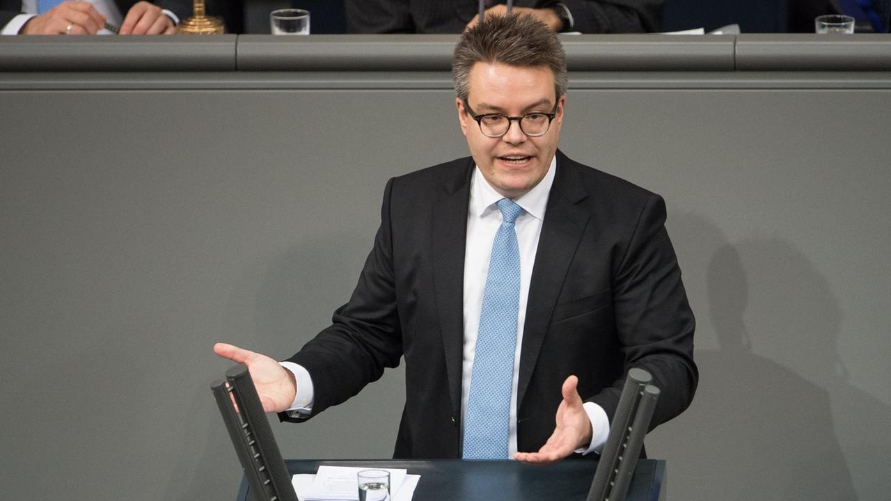 Tobias Lindner steht am 21.11.2017 im Bundestag in Berlinam Rednerpult Tobias Lindner steht am 21.11.2017 im Bundestag in Berlinam Rednerpult