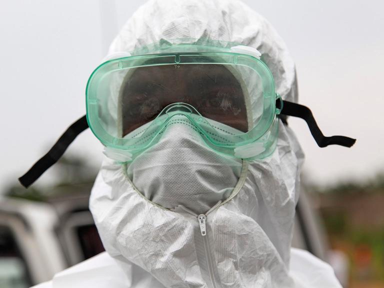 Eine Krankenschwester in Monrovia, Liberia. Das westafrikanische Land verschärfte angesichts der Ebola-Epidemie den Ausnahmezustand.