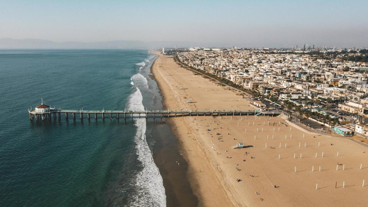 Aufsicht über Manhattan Beach in Kalifornien mit Strand und Gebäuden.