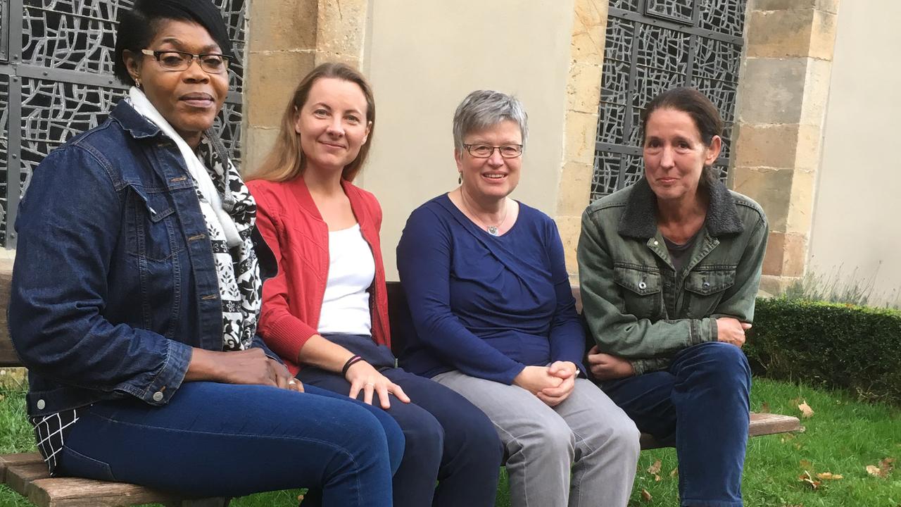 Eugenia Da Costa, Irina Derksen, Doris Salmen (Leiterin des Kinderchors) und Judith Kuckart (v.l.) sitzen im Hof des Schlosses in Willebadessen auf einer Bank. Eugenia Da Costa, Irina Derksen, Doris Salmen (Leiterin des Kinderchors) und Judith Kuckart (v.l.) sitzen im Hof des Schlosses in Willebadessen auf einer Bank.