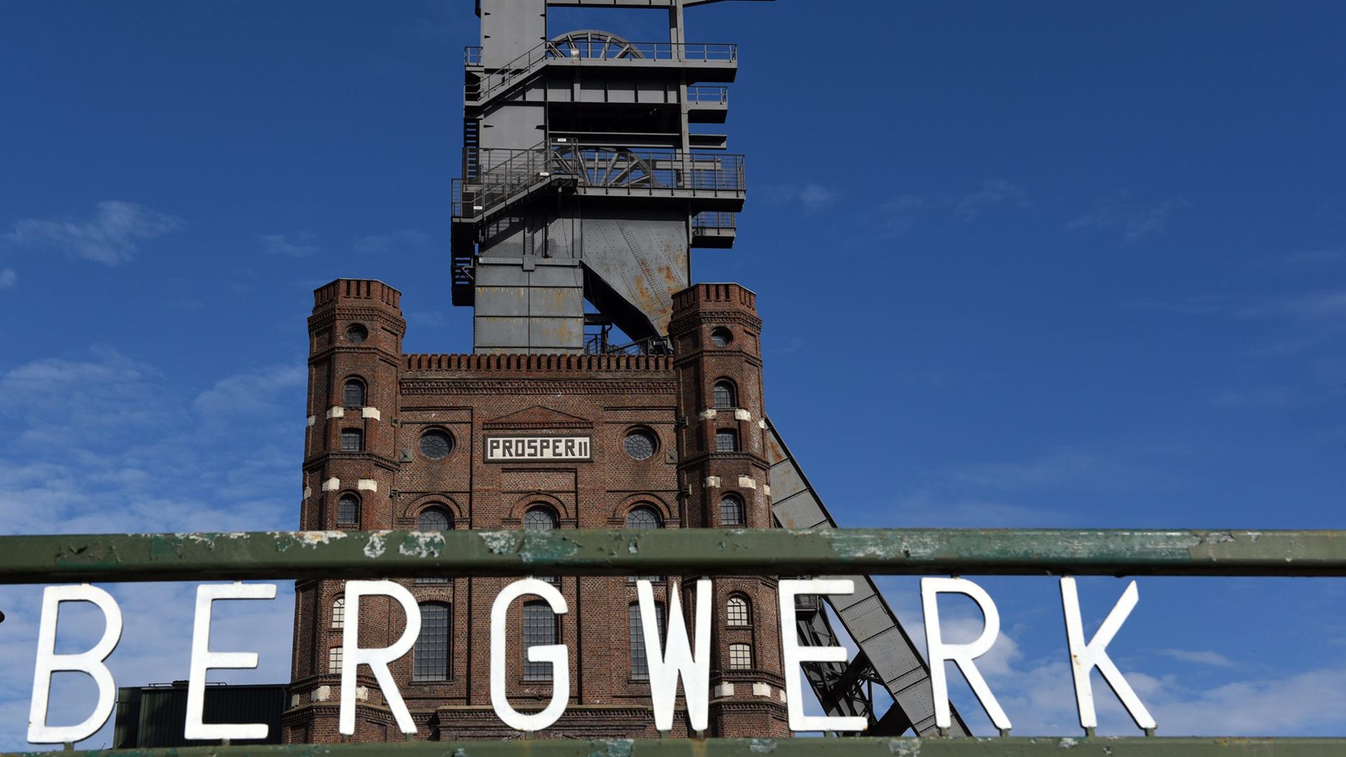 Fördertürme im Ruhrgebiet – die stummen Zeugen einer vergangenen Epoche: Der steinerne über 30 Meter hohe Malakoff-Förderturm des Steinkohle - Bergwerks "Zeche Prosper II" in Bottrop. Fördertürme im Ruhrgebiet – die stummen Zeugen einer vergangenen Epoche: Der steinerne über 30 Meter hohe Malakoff-Förderturm des Steinkohle - Bergwerks "Zeche Prosper II" in Bottrop.