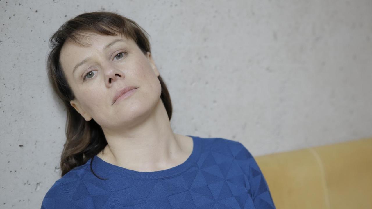 Die Schauspielerin Eva Löbau guckt nachdenklich in die Kamera Die Schauspielerin Eva Löbau guckt nachdenklich in die Kamera