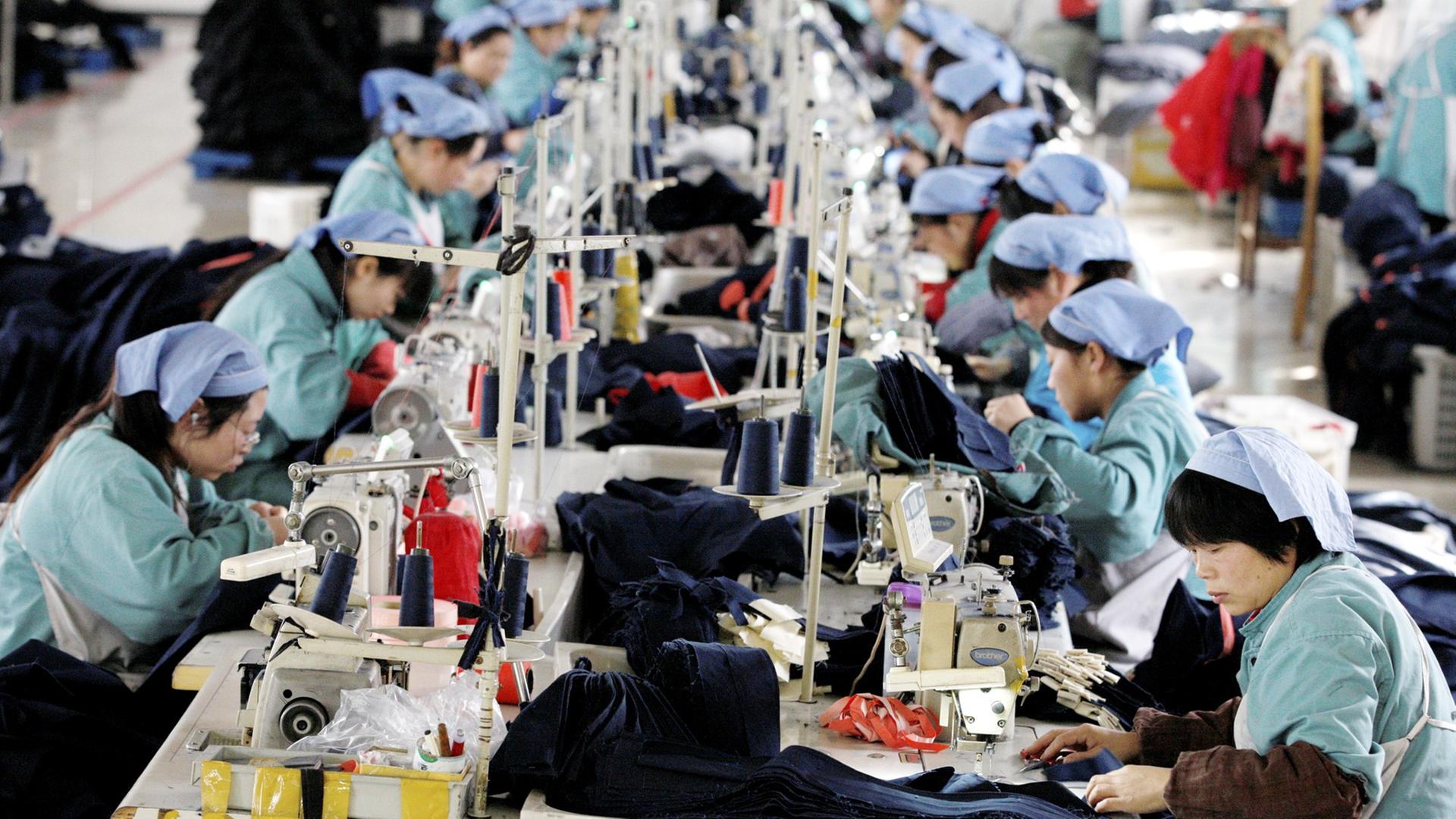 Arbeiterinnen an Nähmaschinen in einer chinesischen Fabrik 