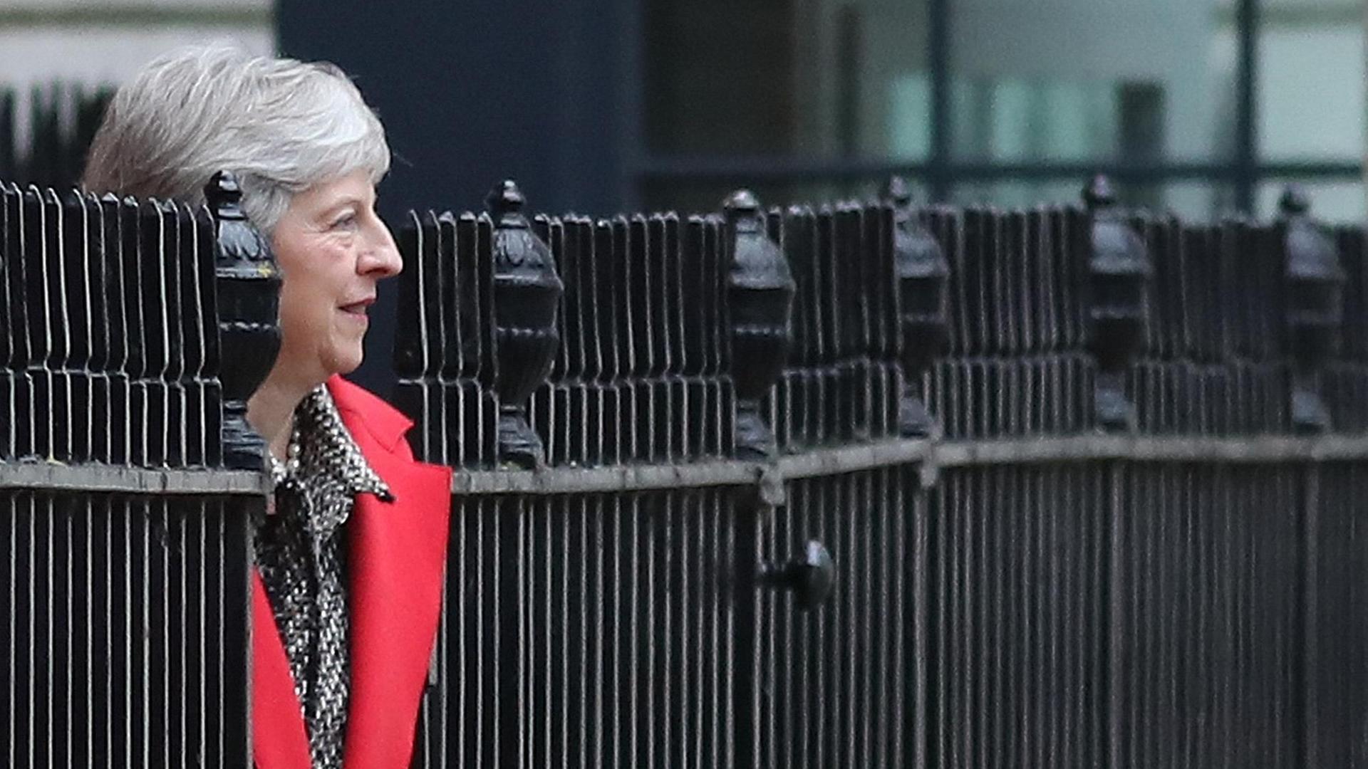 Theresa May am 16. November 2018 in London vor dem Regierungssitz in der Downing Street 10 Theresa May am 16. November 2018 in London vor dem Regierungssitz in der Downing Street 10