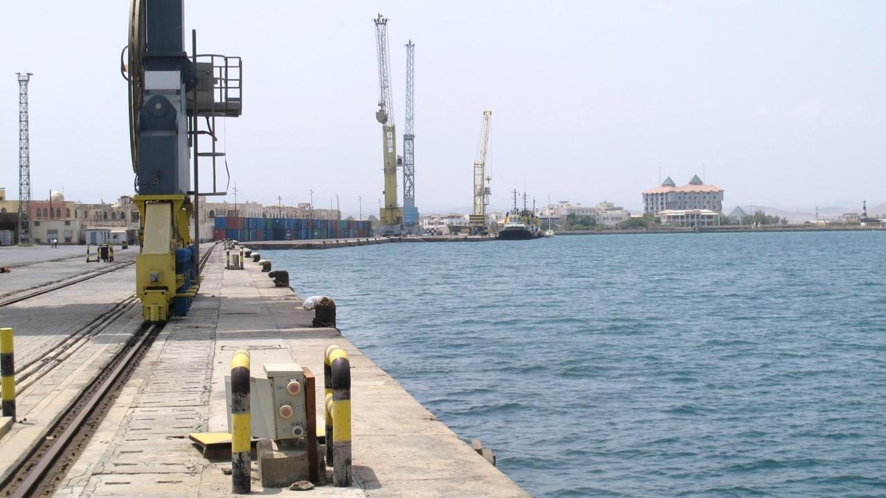 Blick auf den Containerhafen Massawa in Eritrea
