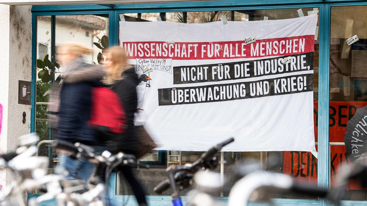 Studenten-Protest in Tübingen gegen das Cyber Valley: Angst vor zu viel Einfluss der Industrie auf die Forschung Studenten-Protest in Tübingen gegen das Cyber Valley: Angst vor zu viel Einfluss der Industrie auf die Forschung