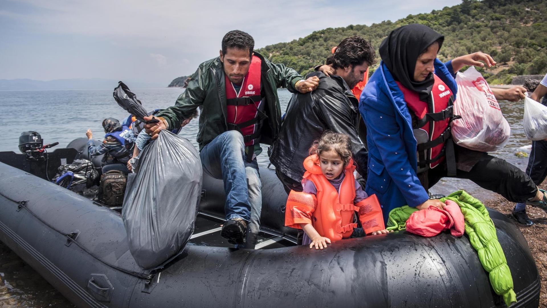 Flüchtlinge aus Afghanistan kommen in einem Schlauchboot am Strand der griechischen Insel Lesbos an. Flüchtlinge aus Afghanistan kommen in einem Schlauchboot am Strand der griechischen Insel Lesbos an.