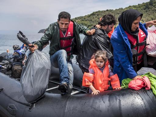 Flüchtlinge aus Afghanistan kommen in einem Schlauchboot am Strand der griechischen Insel Lesbos an.