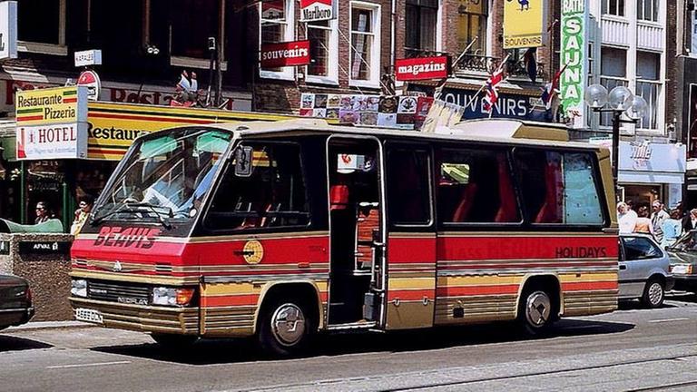 Ein roter Tourbus steht am Straßenrand. Ein roter Tourbus steht am Straßenrand.