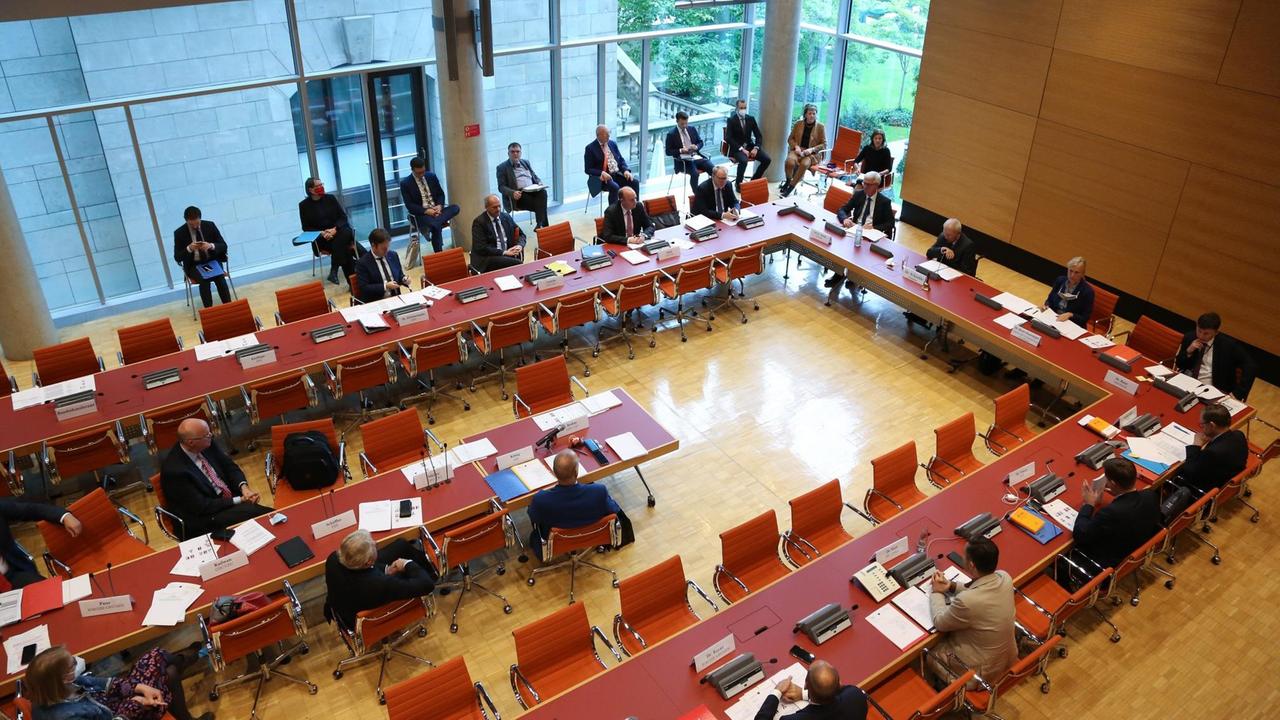 Vorbereitung für einen parlamentarischen Untersuchungsausschss zum Tech-Startup Wirecard, u.a. mit Bundestagspräsident Wolfgang Schäuble (CDU), am 8. Oktober 2020