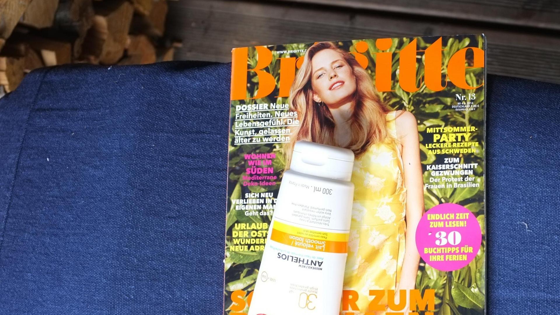 Eine Frauenzeitschrift und eine Tube Sonnencreme. Foto: M. C. Hurek | Verwendung weltweit Eine Frauenzeitschrift und eine Tube Sonnencreme. Foto: M. C. Hurek | Verwendung weltweit