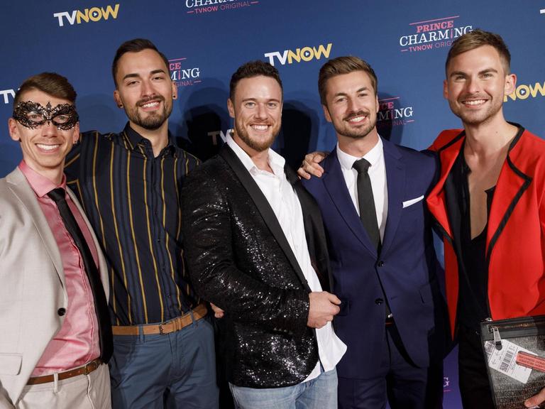 Nicolas Puschmann mit Kandidaten Manuel, Antonio, Simon und Pascal bei der Premiere der TVNOW Gay-Dating-Show Prince Charming.