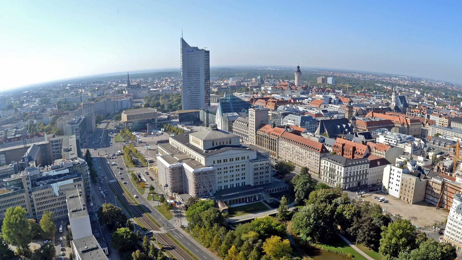 Blick über das Zentrum von Leipzig (Sachsen) am 30.09.2013. Die Messestadt war im Herbst 1989 Zentrum der Bürgerproteste in der DDR. Traditionell am 9. Oktober gedenkt die Stadt der friedlichen Revolution mit einem Lichtfest. Blick über das Zentrum von Leipzig (Sachsen) am 30.09.2013. Die Messestadt war im Herbst 1989 Zentrum der Bürgerproteste in der DDR. Traditionell am 9. Oktober gedenkt die Stadt der friedlichen Revolution mit einem Lichtfest.