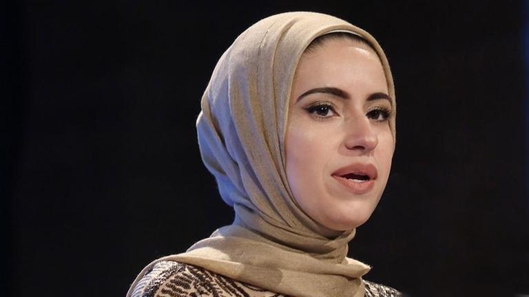 Mona Haydar spricht hier bei: Syrian Humanitarian Crisis to benefit the International Rescue Committee and Medecins Sans Frontieres , 2017 in New York City. Mona Haydar spricht hier bei: Syrian Humanitarian Crisis to benefit the International Rescue Committee and Medecins Sans Frontieres , 2017 in New York City.