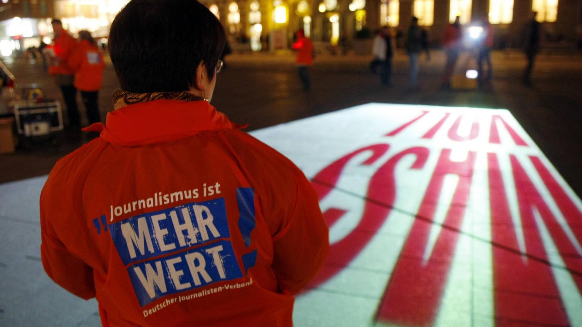 Erfurt, 24.02.2014: Auf dem Erfurter Anger startet der Deutsche Journalistenverband eine Aktion gegen die tariflosen Zustände in zahlreichen Zeitungsverlagen. Erfurt, 24.02.2014: Auf dem Erfurter Anger startet der Deutsche Journalistenverband eine Aktion gegen die tariflosen Zustände in zahlreichen Zeitungsverlagen.