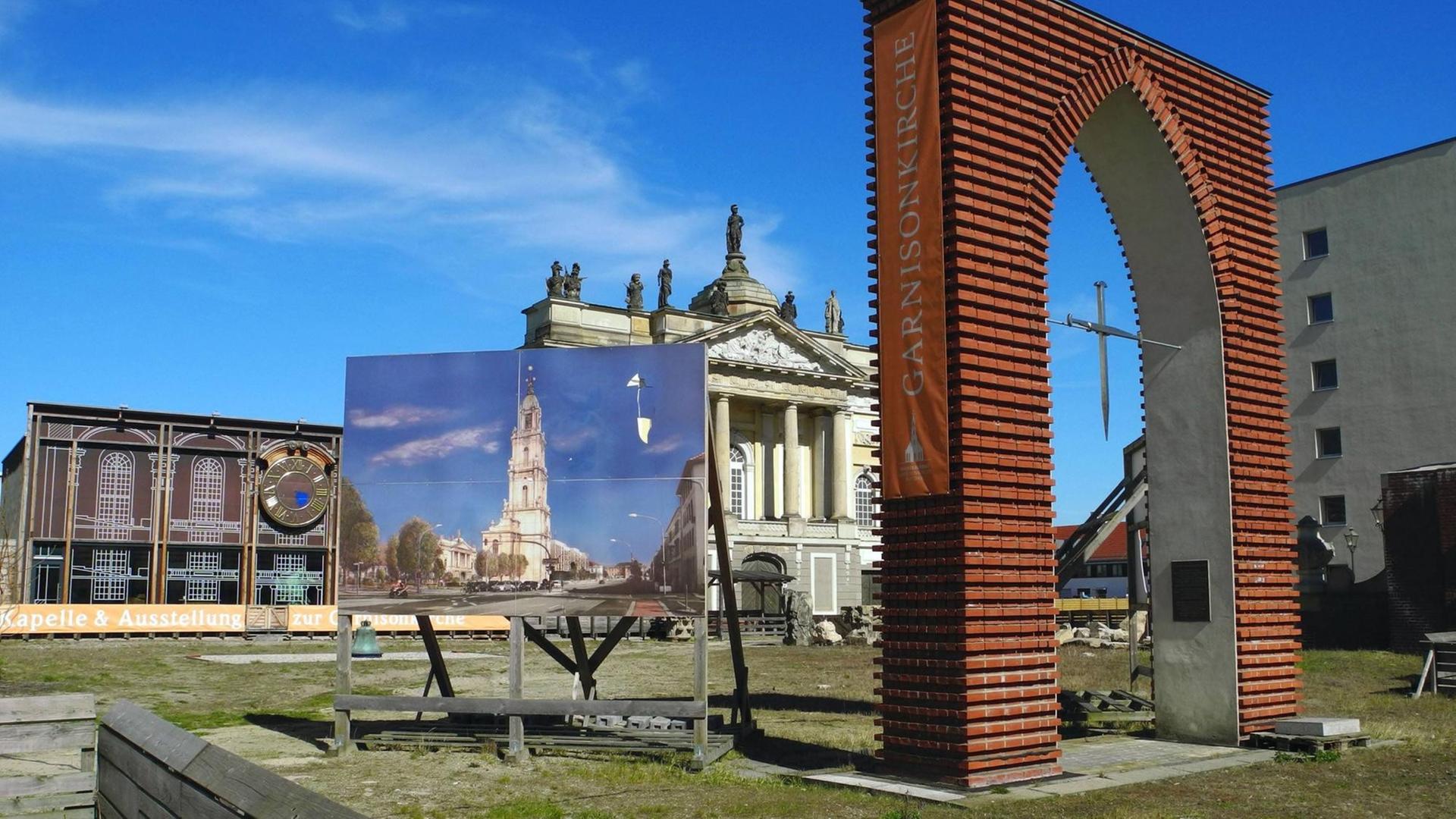 Blick auf die Freifläche der ehemaligen Garnisonkirche an der Breiten Strasse in Potsdam. Eine ausgestellte Fotografie der Kirche und ein Torbogen im Vordergrund erinnern. Blick auf die Freifläche der ehemaligen Garnisonkirche an der Breiten Strasse in Potsdam. Eine ausgestellte Fotografie der Kirche und ein Torbogen im Vordergrund erinnern.