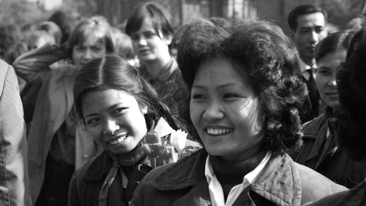 Jugendliche aus der Sozialistischen Republik Vietnam werden am 05.05.1967 am Westbahnhof in Jena begrüßt. Bildautor unbekannt (Mängel in der Bildqualität sind vorlagebedingt). Foto: FSU-Fotozentrum | Verwendung weltweit Jugendliche aus der Sozialistischen Republik Vietnam werden am 05.05.1967 am Westbahnhof in Jena begrüßt. Bildautor unbekannt (Mängel in der Bildqualität sind vorlagebedingt). Foto: FSU-Fotozentrum | Verwendung weltweit