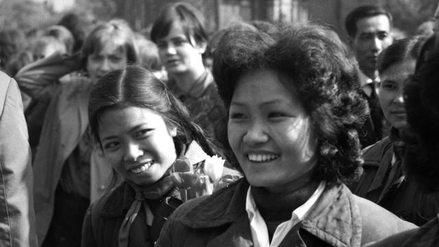 Jugendliche aus der Sozialistischen Republik Vietnam werden am 05.05.1967 am Westbahnhof in Jena begrüßt. Bildautor unbekannt (Mängel in der Bildqualität sind vorlagebedingt). Foto: FSU-Fotozentrum | Verwendung weltweit
