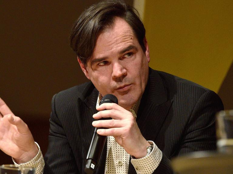 Der Schriftsteller Uwe Tellkamp bei der Diskussionsveranstaltung "Streitbar!" im Kulturpalast in Dresden am 8. März 2018.