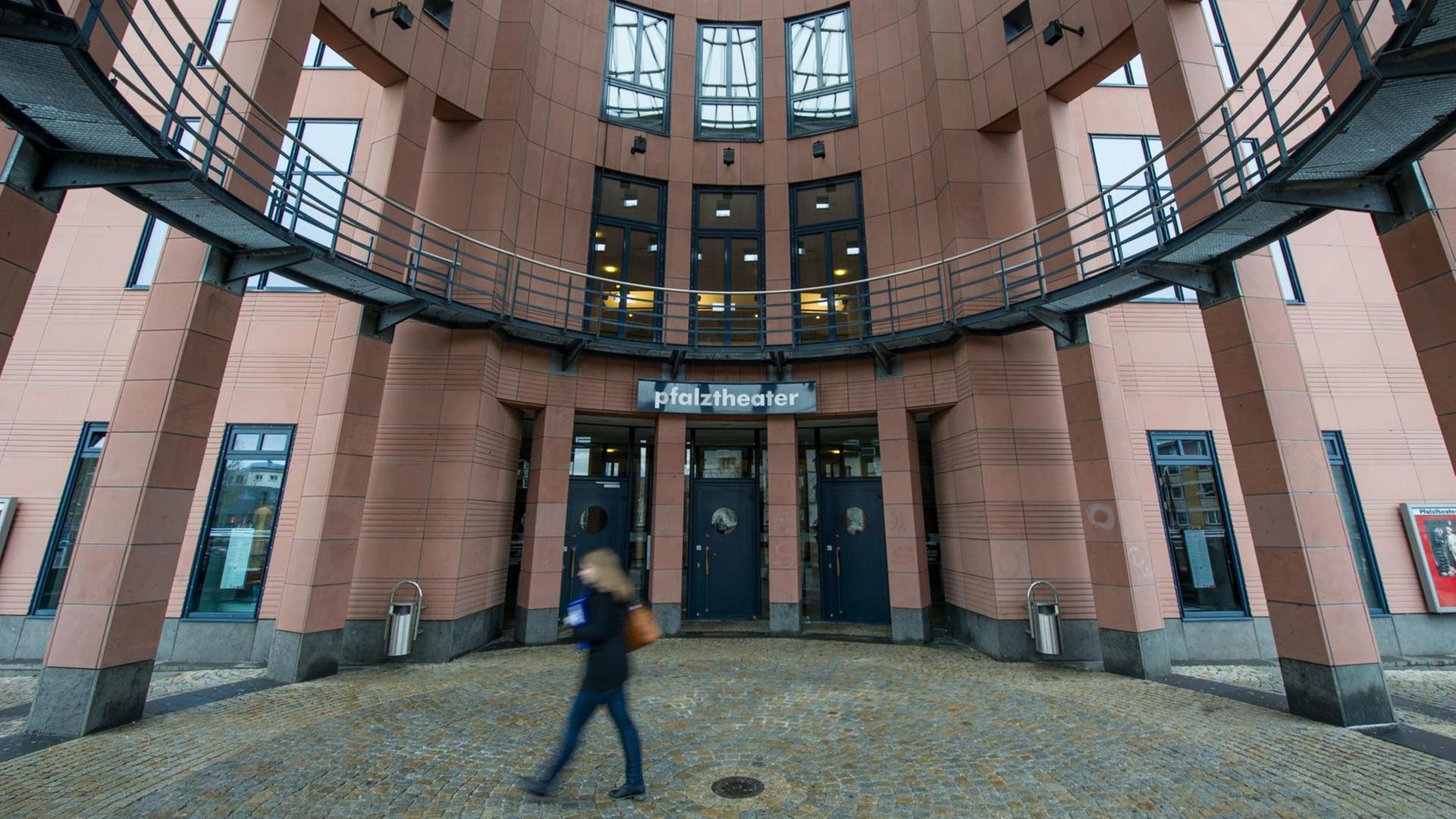 Eine Passantin geht am 14.12.2012 in Kaiserslautern (Rheinland-Pfalz) am Eingang des Pfalztheaters vorbei. Eine Passantin geht am 14.12.2012 in Kaiserslautern (Rheinland-Pfalz) am Eingang des Pfalztheaters vorbei.