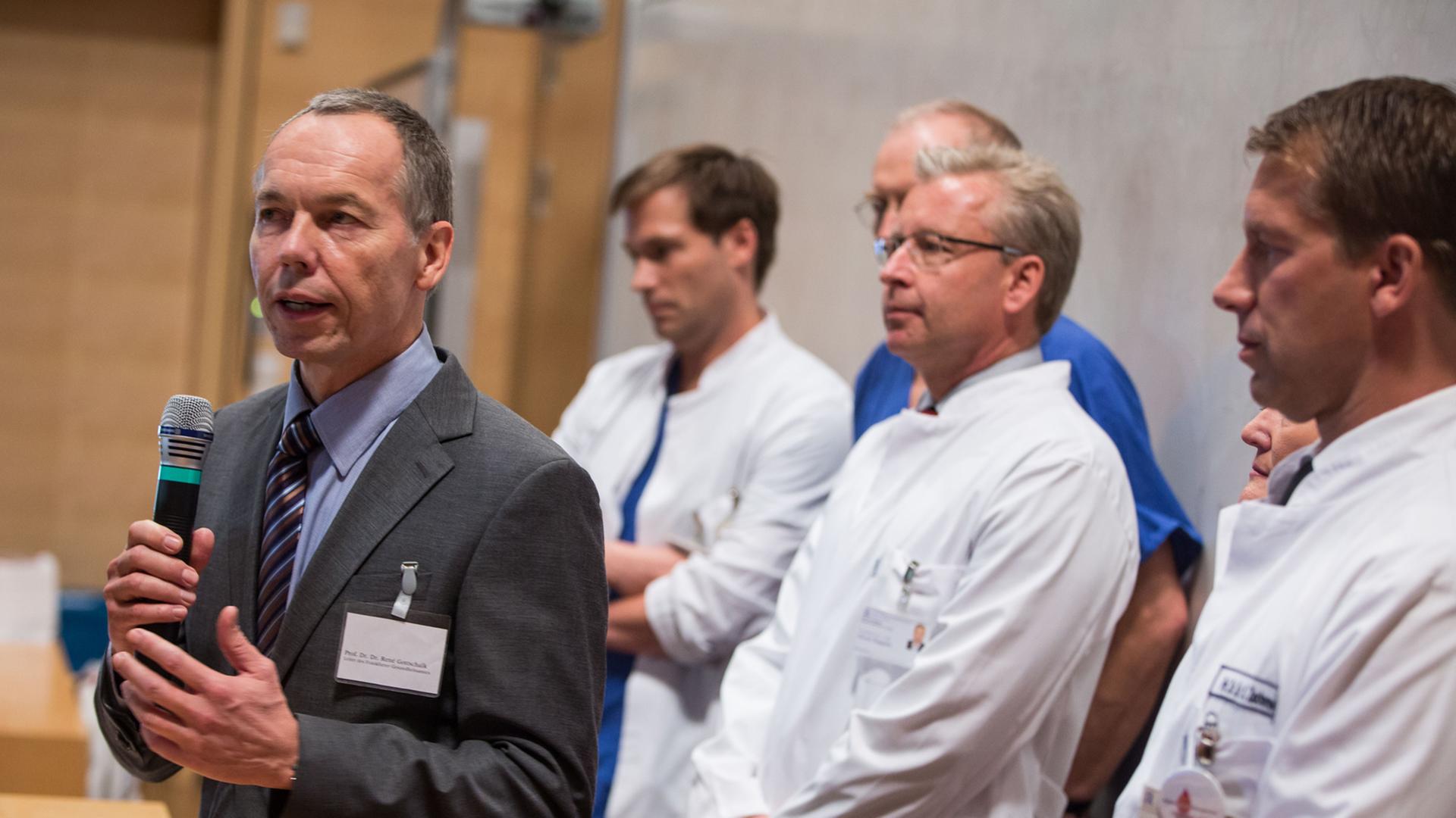Réne Gottschalk, Leiter des regionalen Kompetenzzentrums zur Bekämpfung hochgefährlicher Infektionserreger in Frankfurt mit Ärzten der Uniklink Frankfurt bei der Pressekonferenz Réne Gottschalk, Leiter des regionalen Kompetenzzentrums zur Bekämpfung hochgefährlicher Infektionserreger in Frankfurt mit Ärzten der Uniklink Frankfurt bei der Pressekonferenz