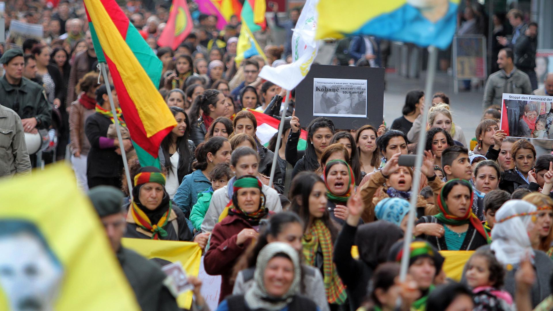 Mehrere hundert kurdische Demonstranten und deren Anhänger demonstrieren am 07.10.2014 in Münster (Nordrhein-Westfalen) gegen den Terror der IS Miliz in Nordsyrien an der türkischen Grenze. Mit Protestaktionen und Besetzungen haben kurdische Demonstranten in vielen deutschen und europäischen Städten auf die verzweifelte Lage in der umkämpften syrischen Grenzstadt Kobane aufmerksam gemacht. Mehrere hundert kurdische Demonstranten und deren Anhänger demonstrieren am 07.10.2014 in Münster (Nordrhein-Westfalen) gegen den Terror der IS Miliz in Nordsyrien an der türkischen Grenze. Mit Protestaktionen und Besetzungen haben kurdische Demonstranten in vielen deutschen und europäischen Städten auf die verzweifelte Lage in der umkämpften syrischen Grenzstadt Kobane aufmerksam gemacht.