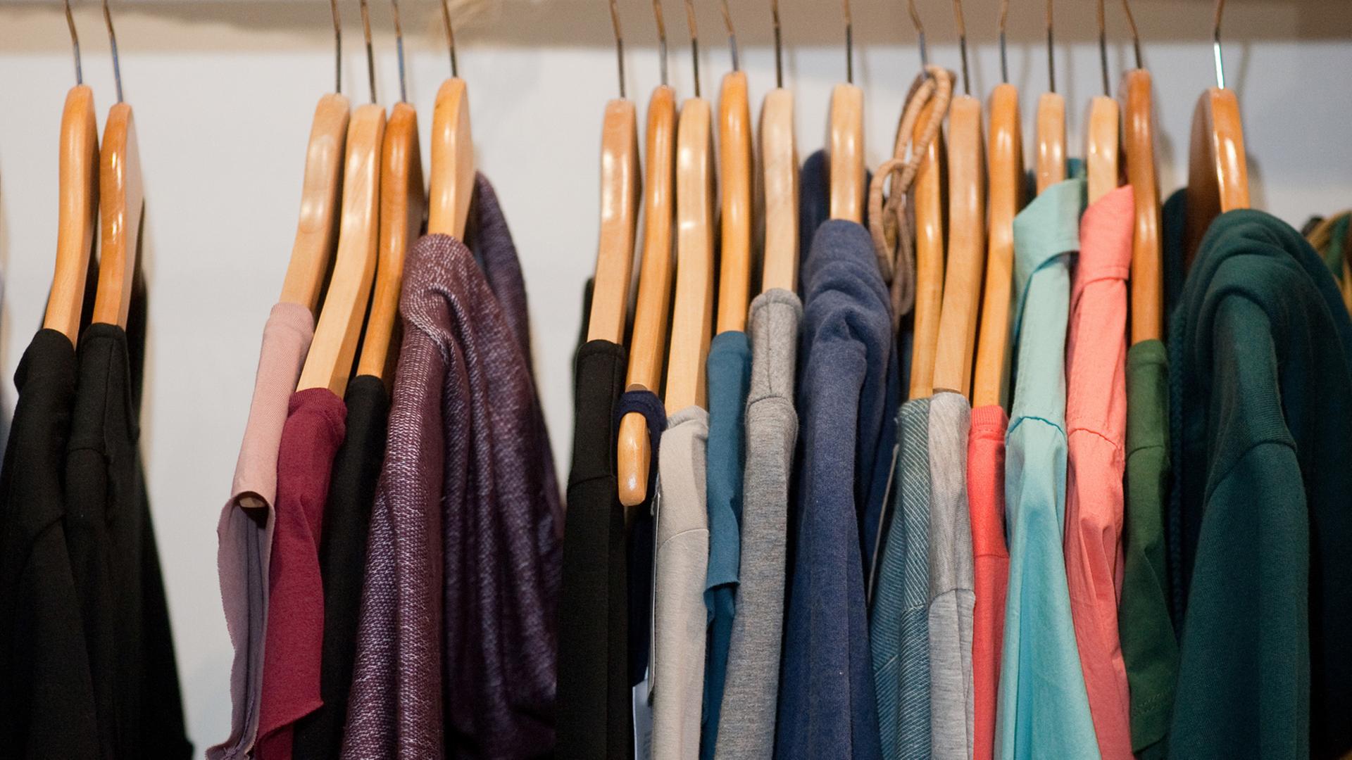 Wohlsortierter Kleiderschrank: Jedes Stück handverlesen und aus ökologischer Produktion Wohlsortierter Kleiderschrank: Jedes Stück handverlesen und aus ökologischer Produktion
