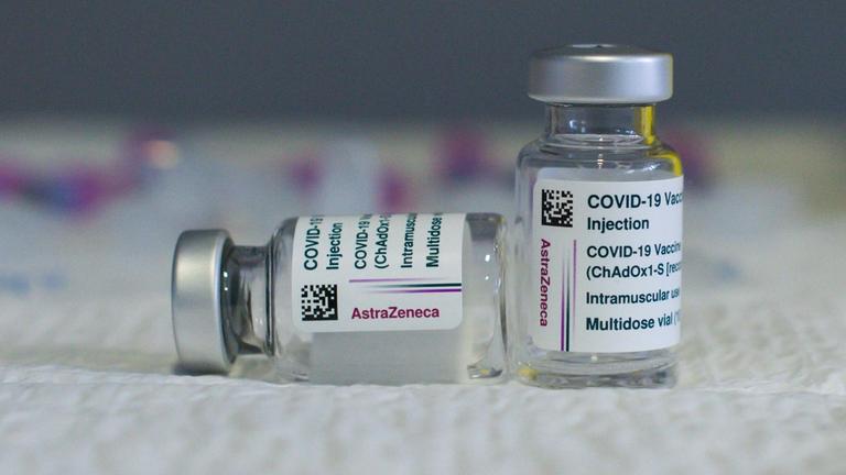 Zwei Ampullen mit Covid-19-Impfstoff des Herstellers AstraZeneca.