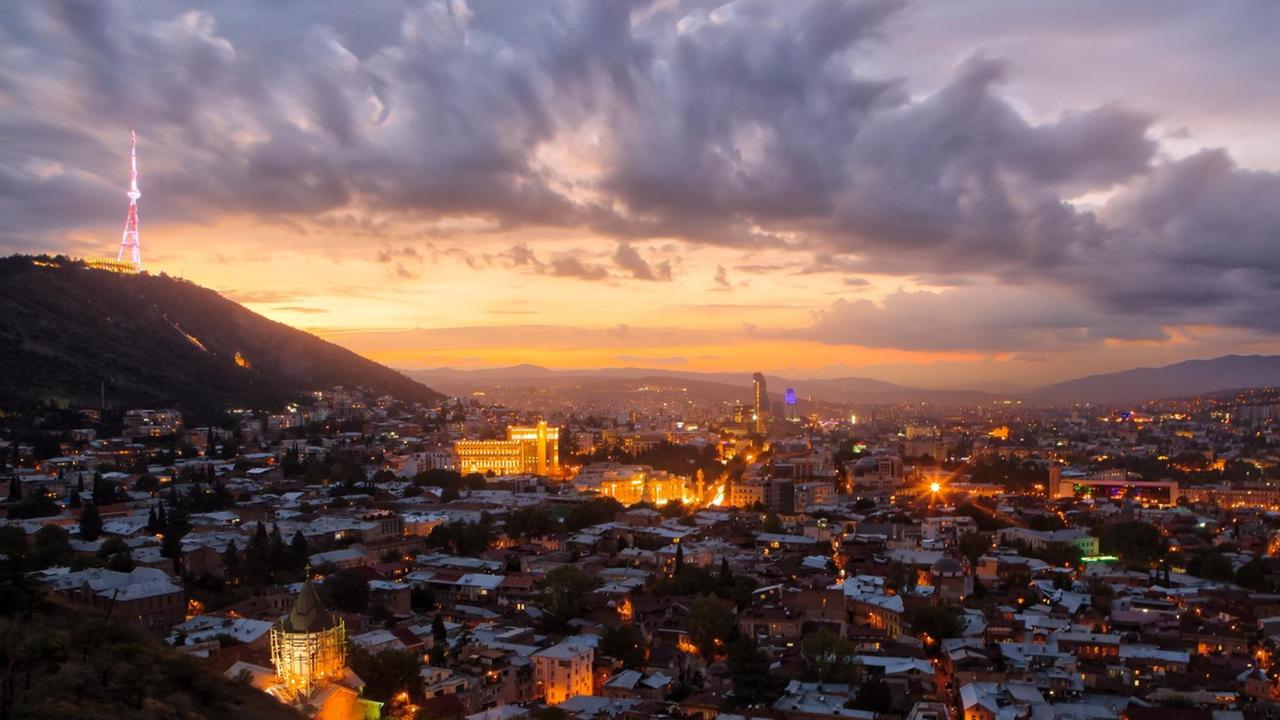 Panoramablick über die Stadt in abendlich-erleuchteter Atmosphäre