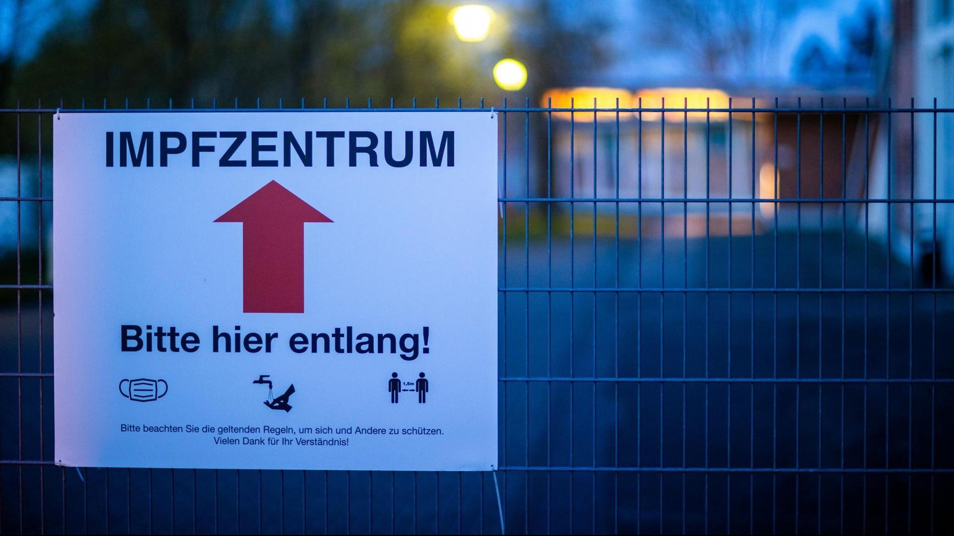 Das Hinweisschild auf das noch geschlossenen Impfzentrum in der Sport- und Kongresshalle ist am frühen Morgen zu sehen. Das Hinweisschild auf das noch geschlossenen Impfzentrum in der Sport- und Kongresshalle ist am frühen Morgen zu sehen.