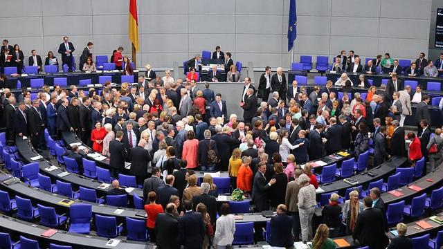 Parlamentarier nehmen im Bundestag in Berlin an der Abstimmung zu Eheschließung für Personen gleichen Geschlechts teil.