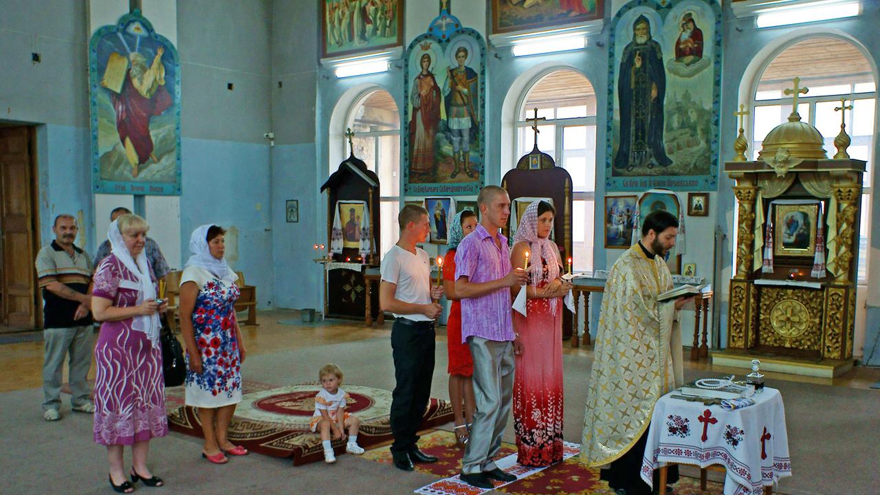 Eine Hochzeit in der Ukrainisch-Orthodoxen Kirche in Simferopol auf der Krim Eine Hochzeit in der Ukrainisch-Orthodoxen Kirche in Simferopol auf der Krim