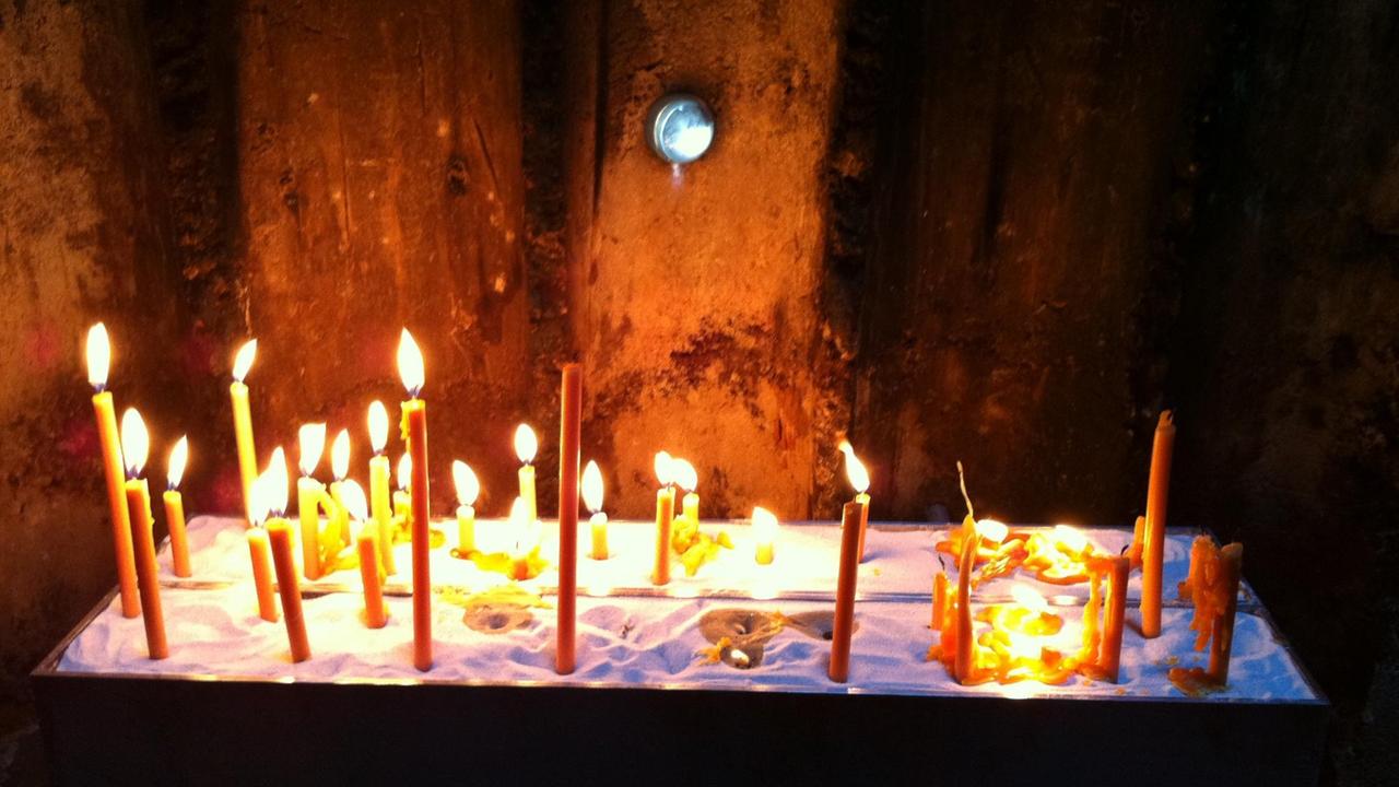 Kerzen in der Kapelle, die Nikolaus von der Flüe gewidmet ist Kerzen in der Kapelle, die Nikolaus von der Flüe gewidmet ist