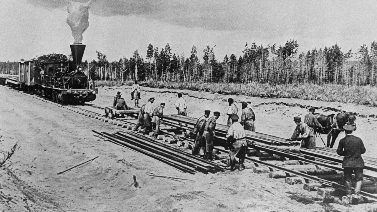 3048255 07/12/1898 Construction of the Trans-Siberian Railway's western fragment: Mid-Siberian Railway from Ob to the Yenisei river. National Revolution Museum's funds. RIA Novosti/Sputnik Foto: Ria Novosti/Sputnik/dpa | 3048255 07/12/1898 Construction of the Trans-Siberian Railway's western fragment: Mid-Siberian Railway from Ob to the Yenisei river. National Revolution Museum's funds. RIA Novosti/Sputnik Foto: Ria Novosti/Sputnik/dpa |