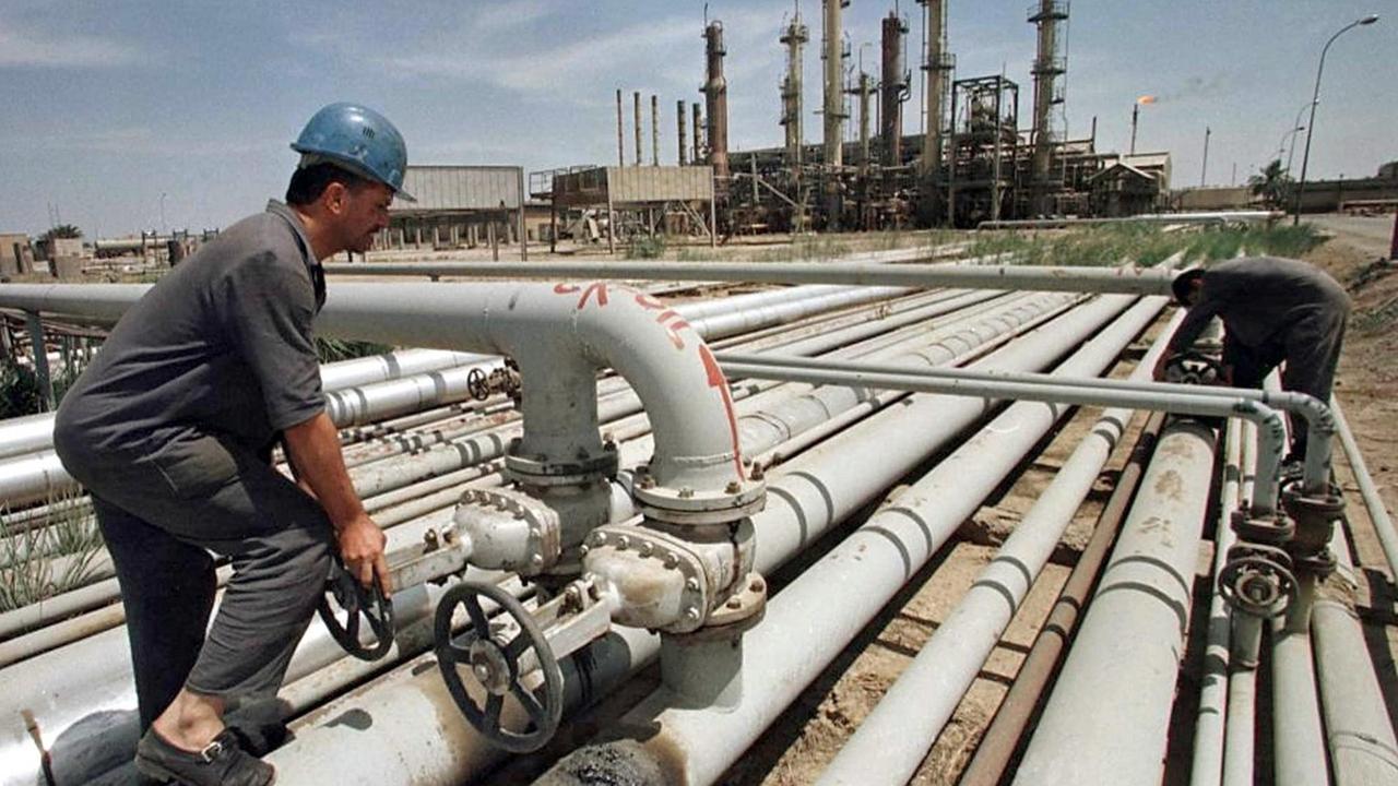Ein irakischer Arbeiter überprüft in Kirkuk eine Ölpipeline.
