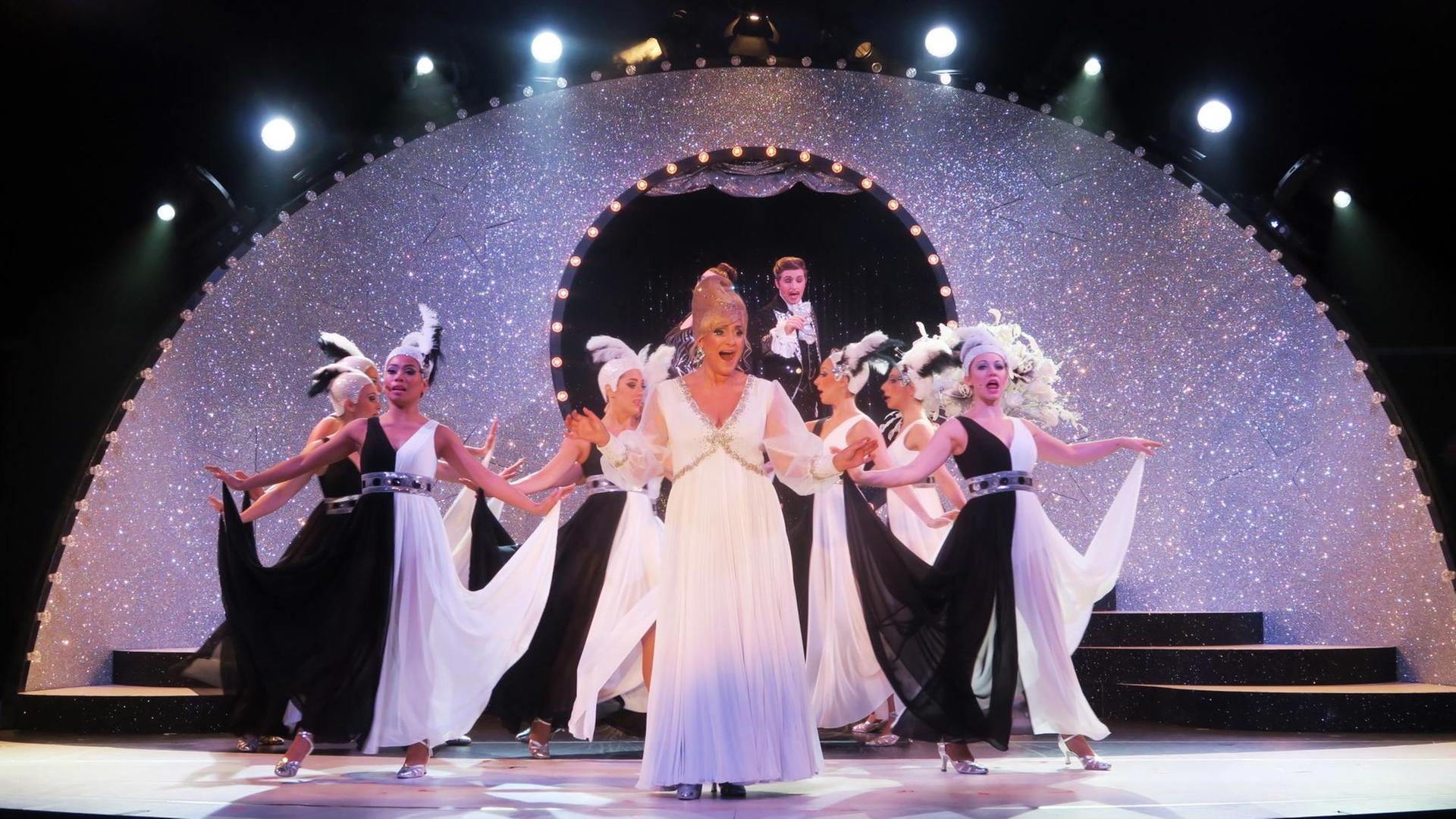 Andreja Schneider (Frau Luna) aufgenommen am 24.10.2016 bei Proben zu der Operette Frau Luna von Paul Lincke im Tipi am Kanzleramt in Berlin Tiergarten. Andreja Schneider (Frau Luna) aufgenommen am 24.10.2016 bei Proben zu der Operette Frau Luna von Paul Lincke im Tipi am Kanzleramt in Berlin Tiergarten.