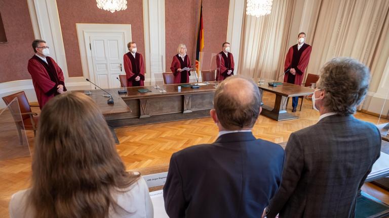 Der X. Senat des Bundesfinanzhofs mit der Vorsitzenden Richterin Jutta Förster  (Mitte) verkündet sein Urteil.