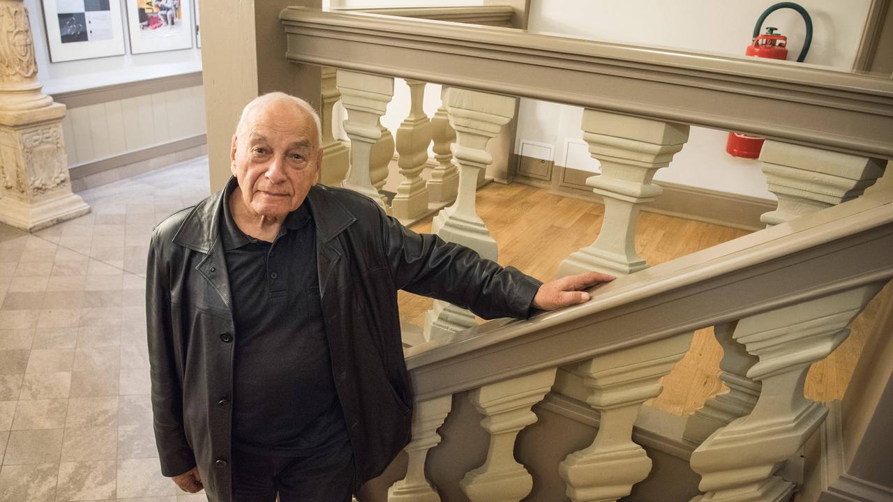 Der Dichter Eugen Gomringer. Studenten der Alice-Salomon-Hochschule in Berlin wollen sein Gedicht "avenidas" von der Hausfassade entfernen lassen. Der Dichter Eugen Gomringer. Studenten der Alice-Salomon-Hochschule in Berlin wollen sein Gedicht "avenidas" von der Hausfassade entfernen lassen.