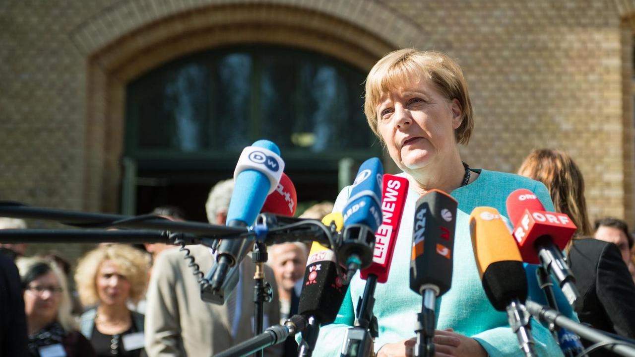 Angela Merkel nach einem Besuch der Außenstelle des Bundesamtes für Migration und Flüchtlinge 