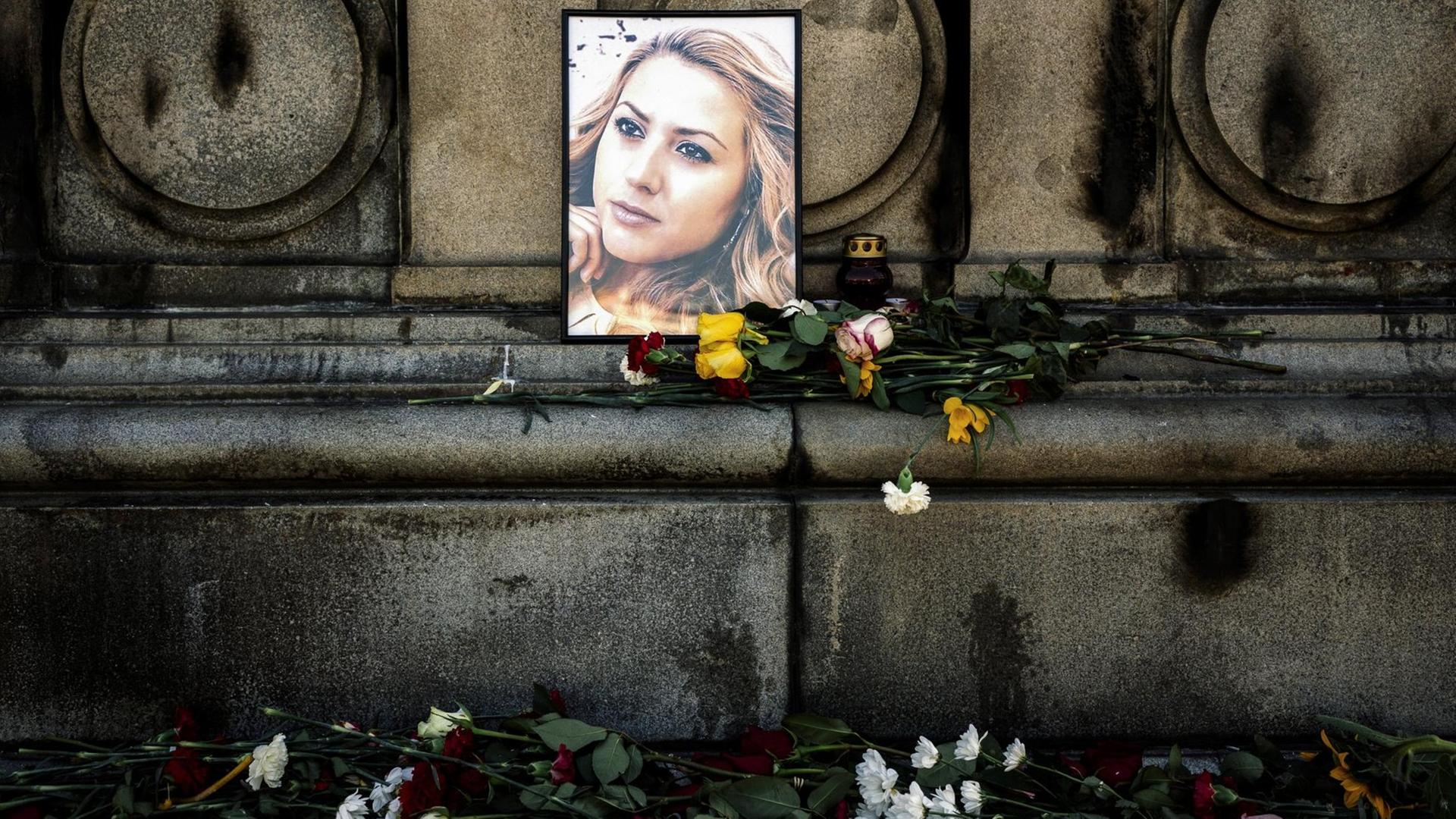 Nach dem Mord an der Journalistin Marinowa legen Trauernde Blumen an dem Ort nieder, wo sie gefunden wurde. Nach dem Mord an der Journalistin Marinowa legen Trauernde Blumen an dem Ort nieder, wo sie gefunden wurde.