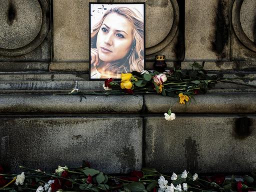 Nach dem Mord an der Journalistin Marinowa legen Trauernde Blumen an dem Ort nieder, wo sie gefunden wurde.