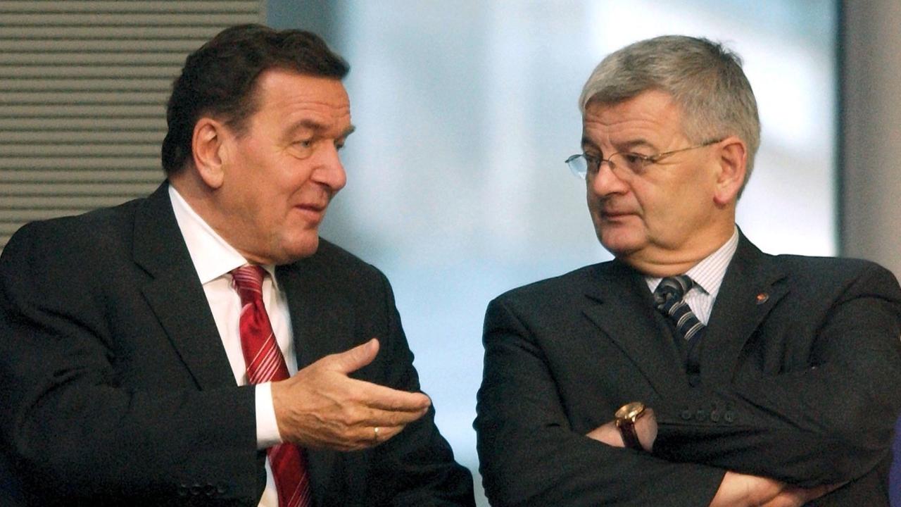 Zwei 68er am Tag der Abstimmung über die Hartz-Gesetze: Kanzler Gerhard Schröder (l., SPD) und Vize-Kanzler Joschka Fischer (Grüne) am 17. Oktober 2003