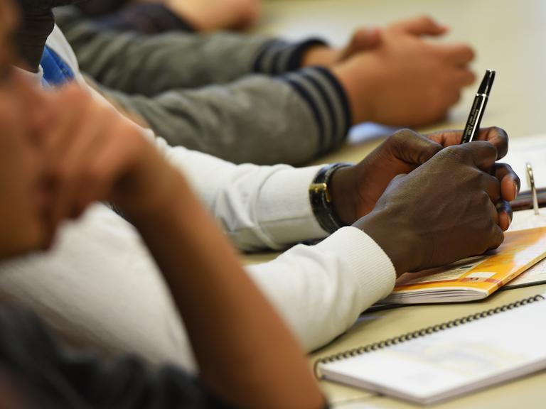 Eine gemischte Klasse, bestehend aus aus Zuwanderern, Flüchtlingen und ehemalige Flüchtlingen, hat am 17.11.2015 in der Edith-Stein-Schule in Ravensburg (Baden-Württemberg) Unterricht. Ziel ist das Erreichen des Hauptschulabschlusses. Foto: Felix Kästle/dpa (zu lsw Meldung: «Lehrer stoßen an ihre Belastungsgrenze» vom 19.11.2015)