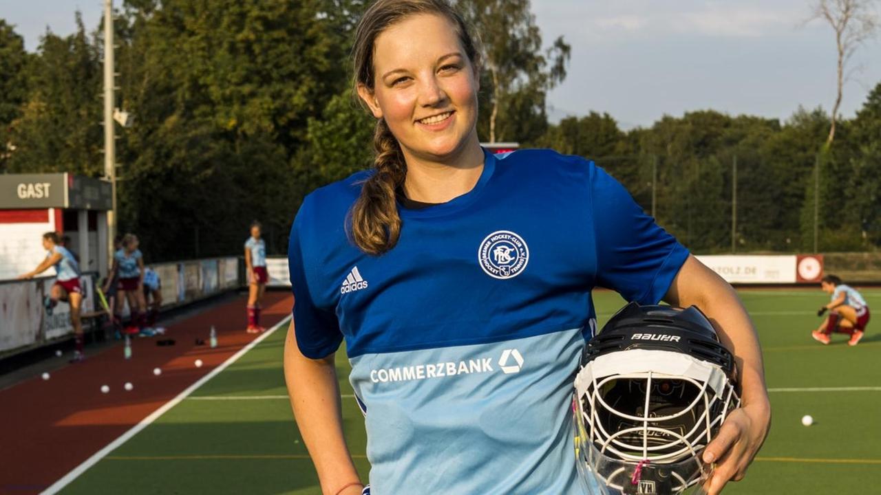 Porträt von Chantal Bausch in Hockey-Montur. Porträt von Chantal Bausch in Hockey-Montur.