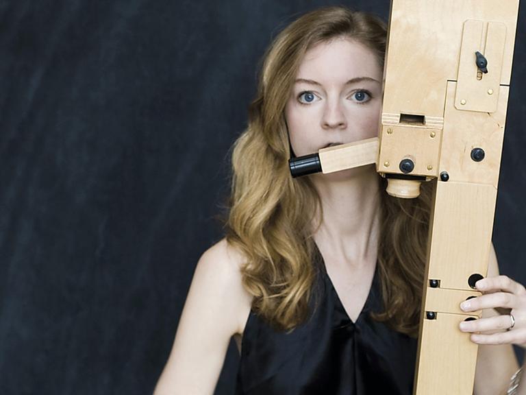 Die schwedische Flötistin Anna Petrini mit einer Paetzold-Kontrabassflöte